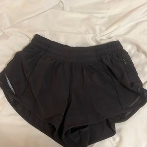 hotty hots lululemon short 2.5 inch. size 4 black